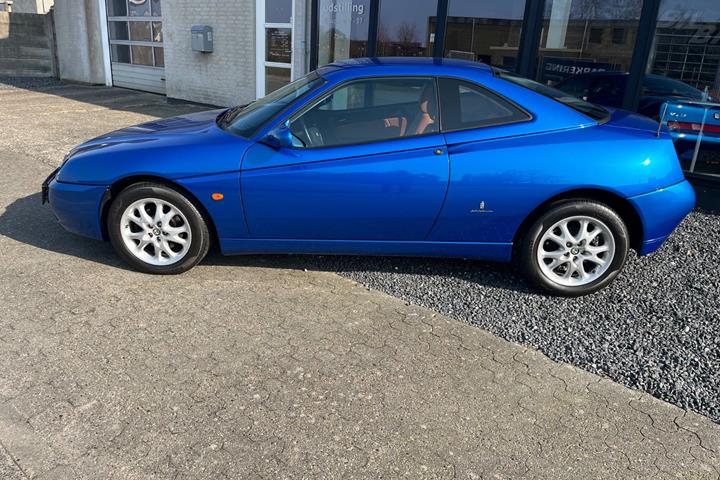 Blå Alfa Romeo GTV fra 2009
