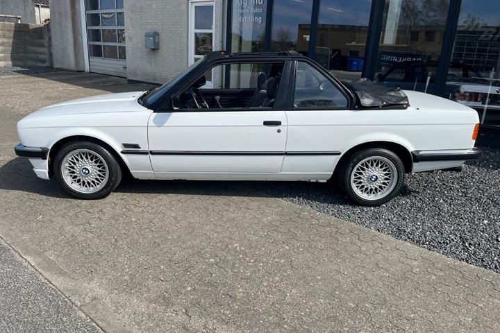 Hvid BMW 316i fra 1984