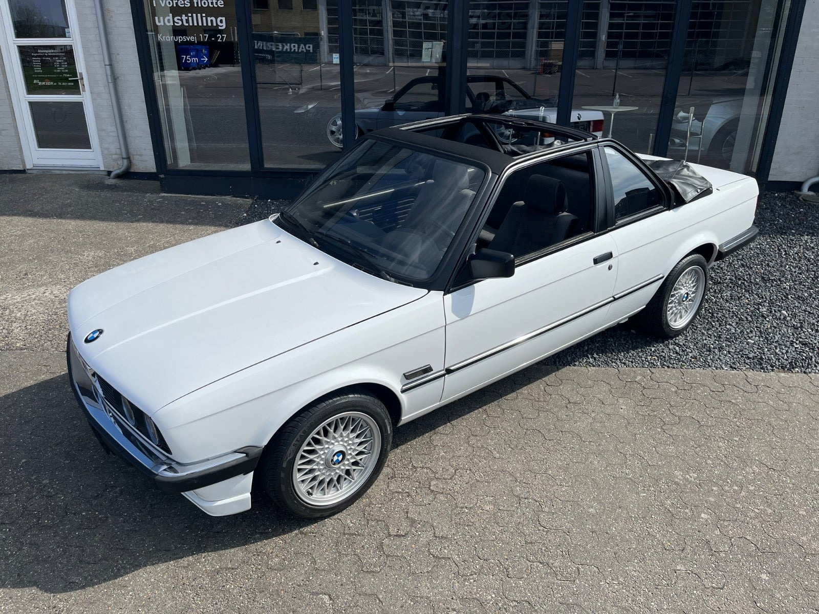 Hvid BMW 316i fra 1984