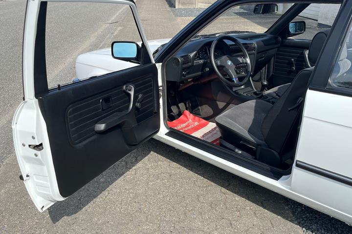 Hvid BMW 316i fra 1984