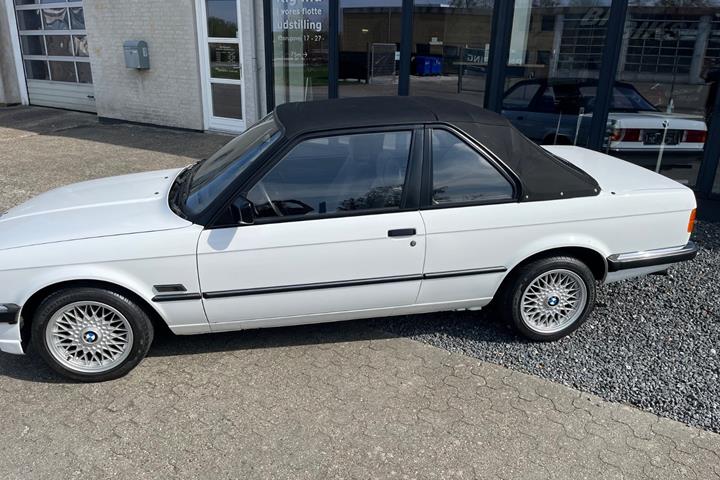 Hvid BMW 316i fra 1984