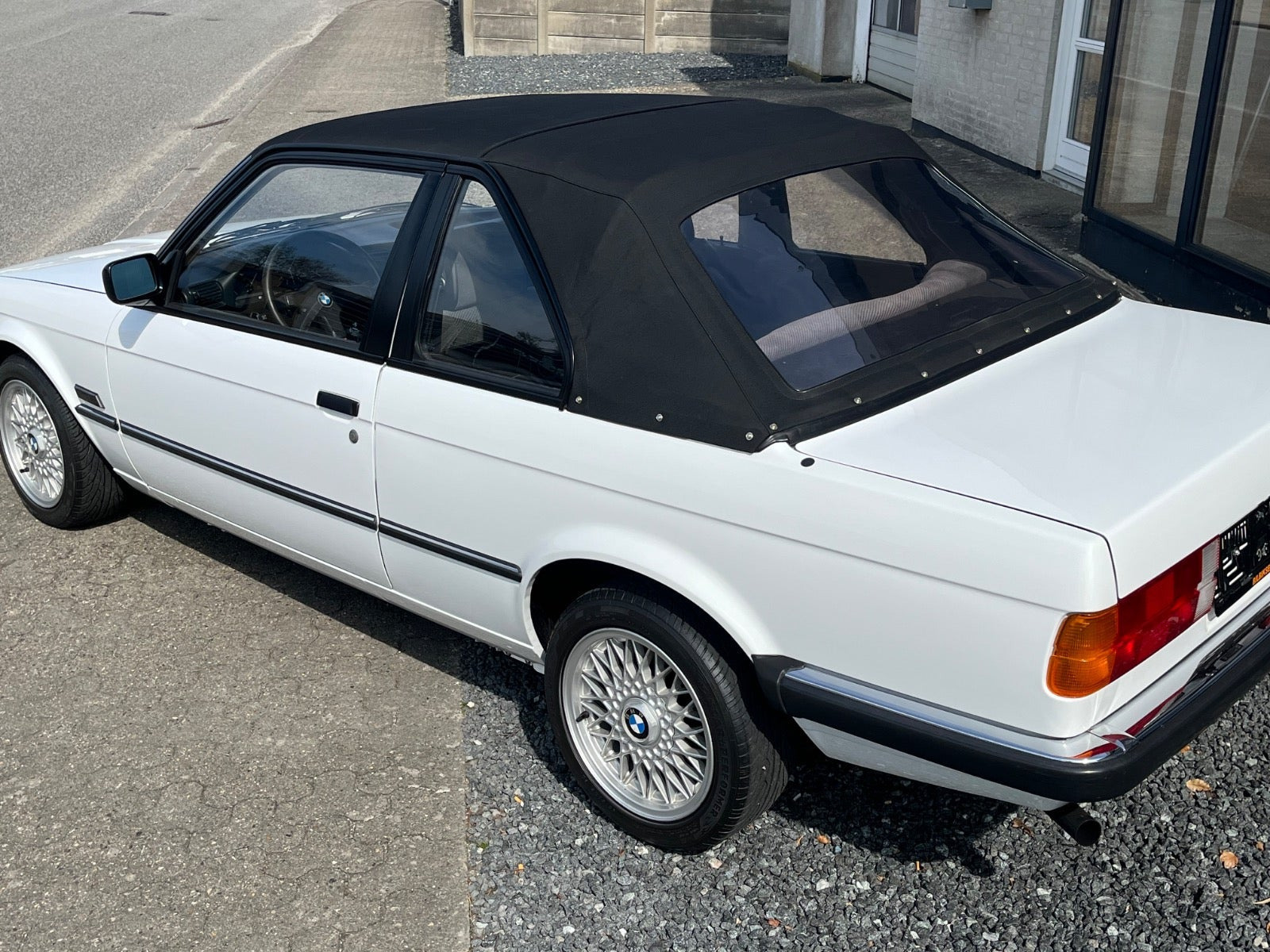 Hvid BMW 316i fra 1984