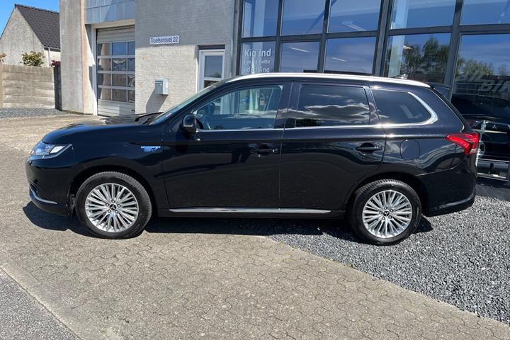 Sort Mitsubishi Outlander fra 2020
