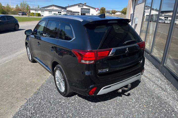 Sort Mitsubishi Outlander fra 2020