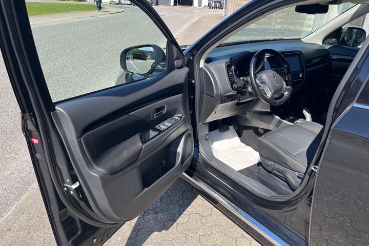 Sort Mitsubishi Outlander fra 2020