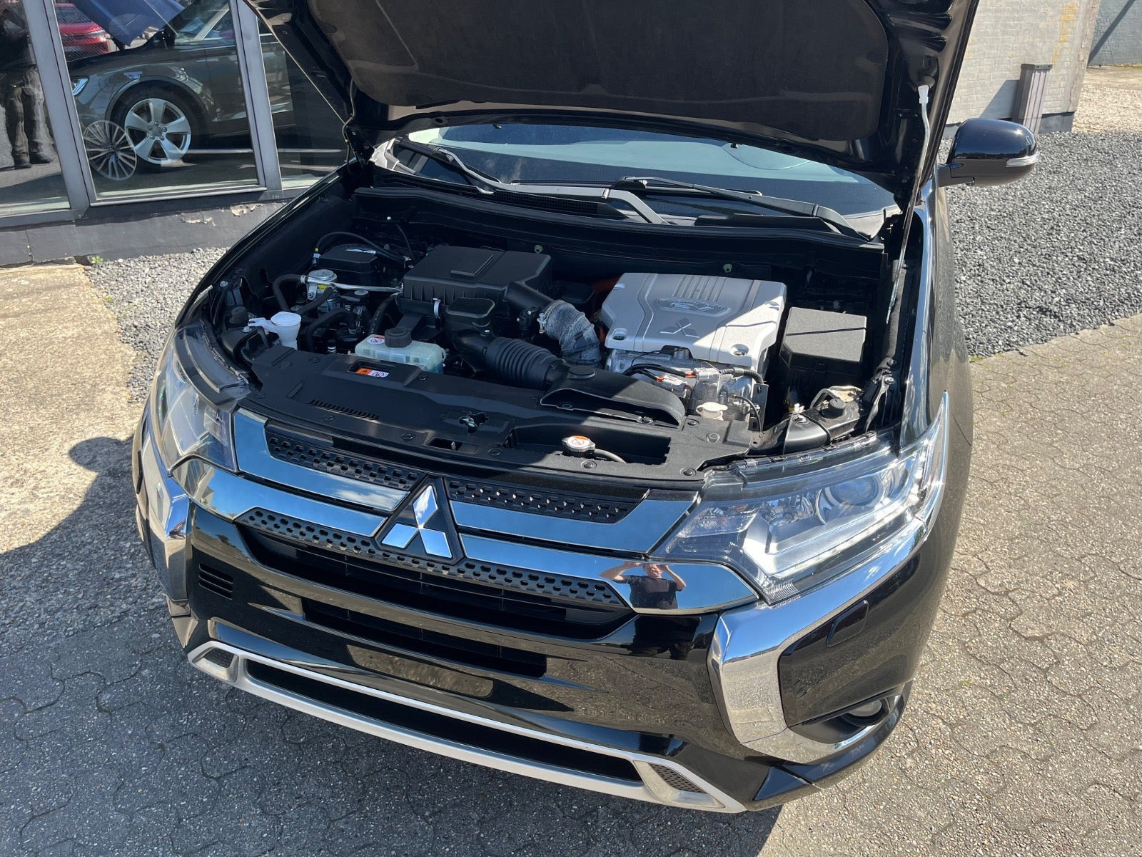 Sort Mitsubishi Outlander fra 2020