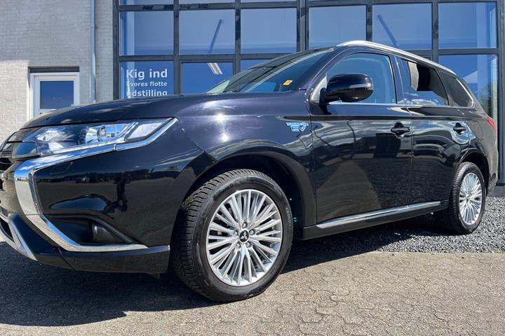 Sort Mitsubishi Outlander fra 2020