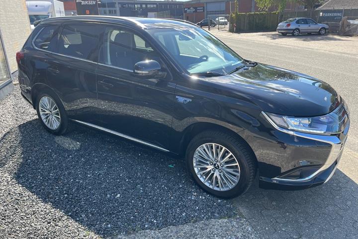 Sort Mitsubishi Outlander fra 2020