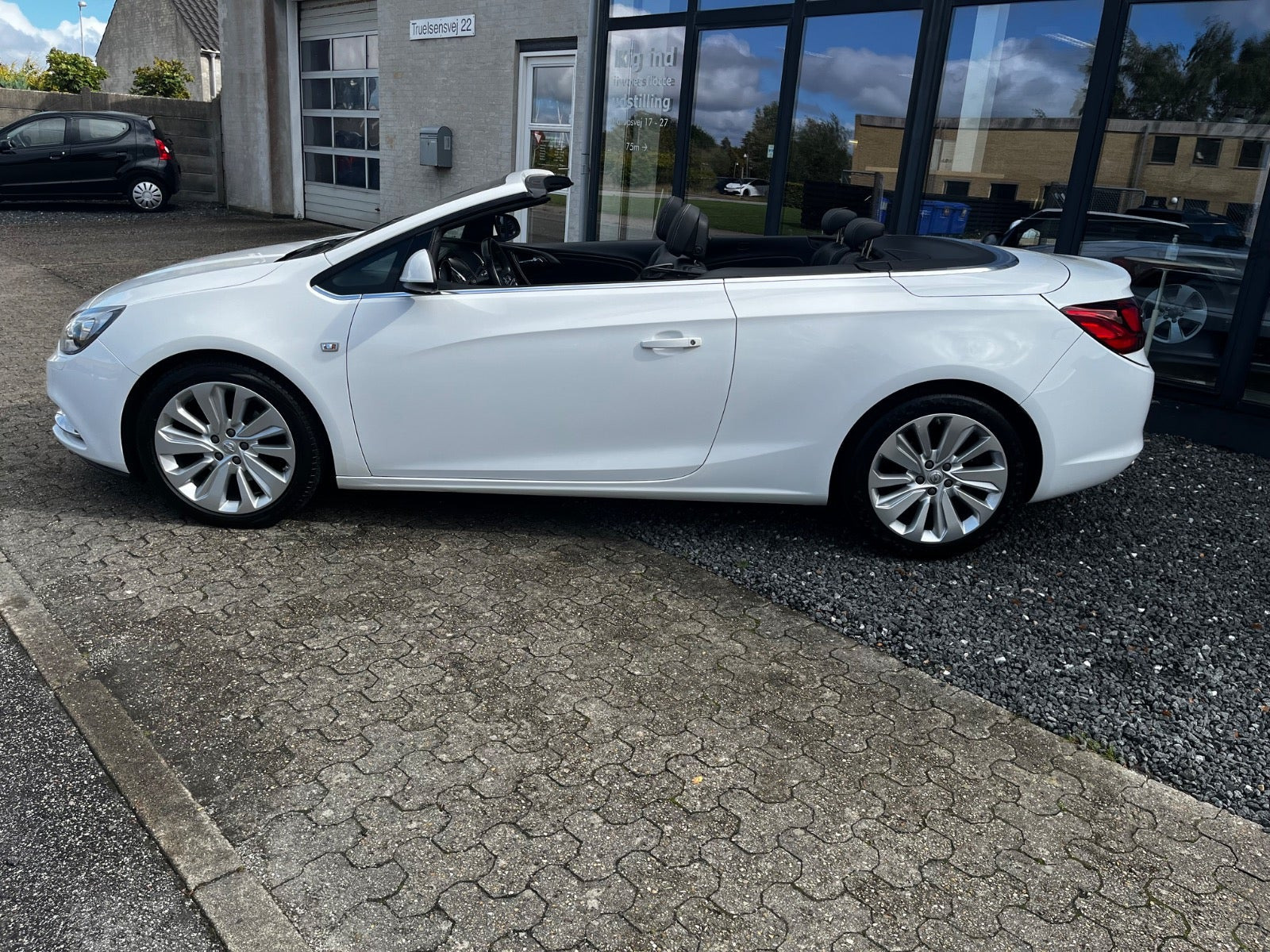 Hvid Opel Cascada fra 2016