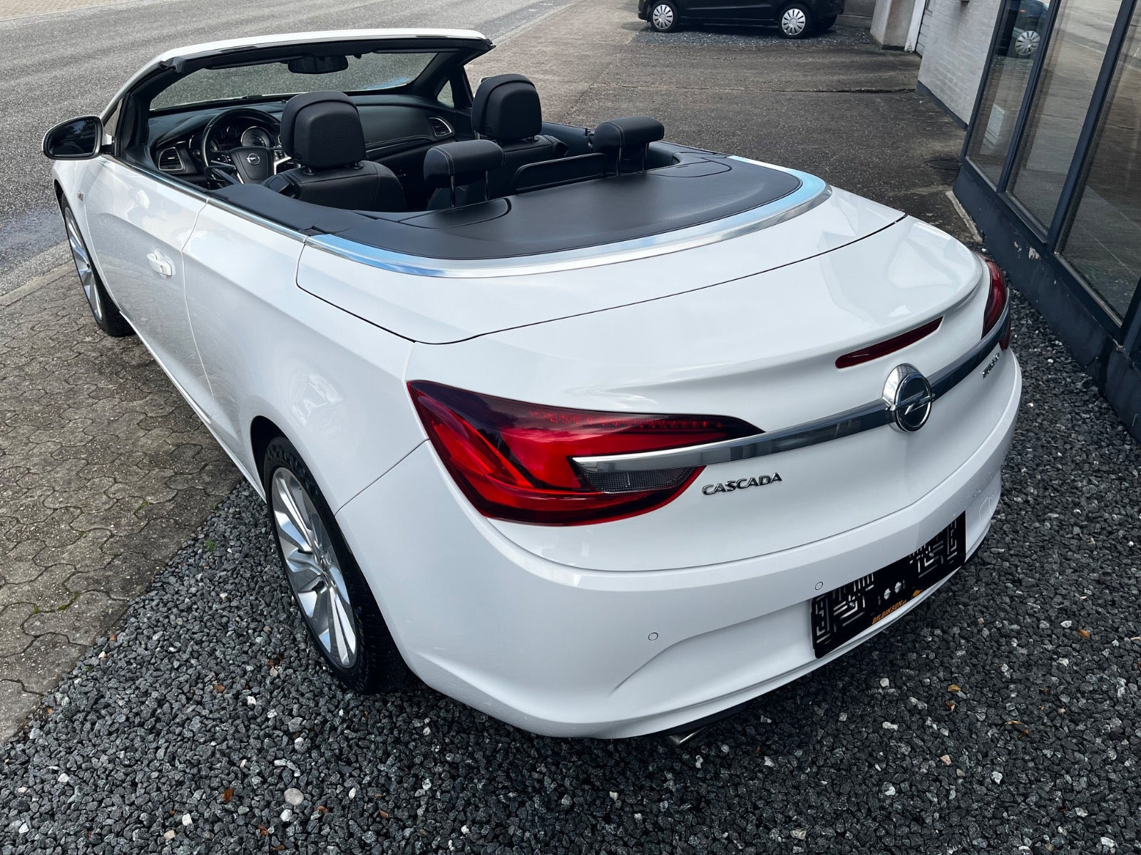 Hvid Opel Cascada fra 2016