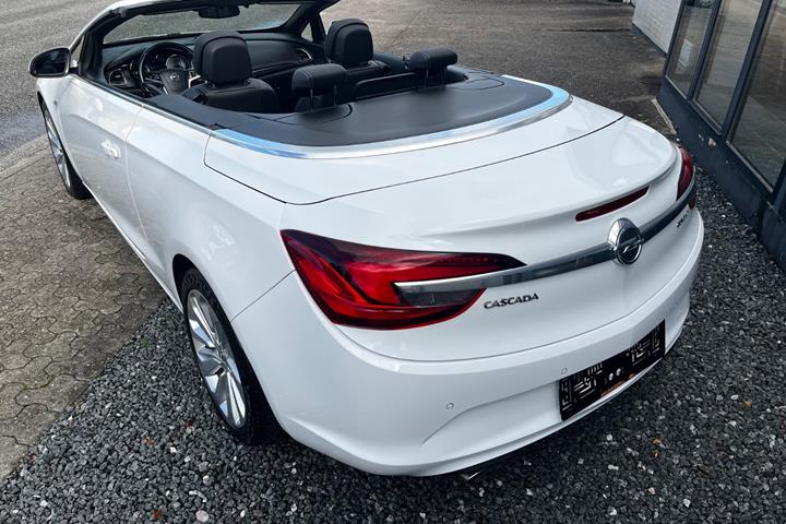 Hvid Opel Cascada fra 2016