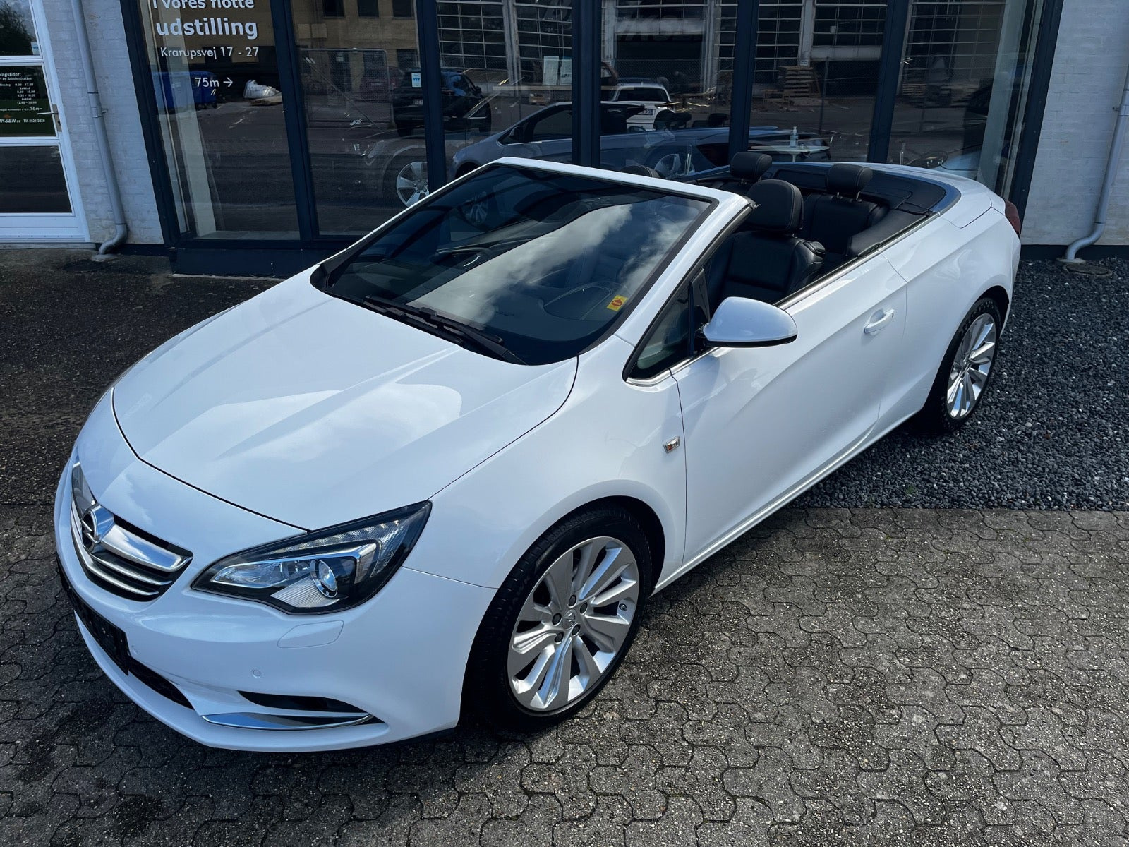 Hvid Opel Cascada fra 2016