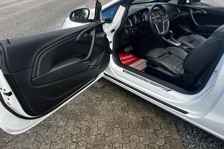Hvid Opel Cascada fra 2016