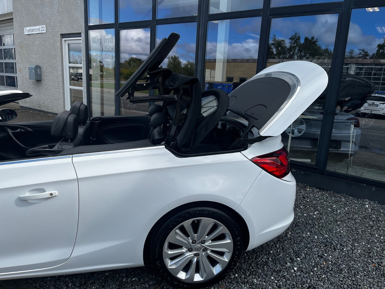 Hvid Opel Cascada fra 2016