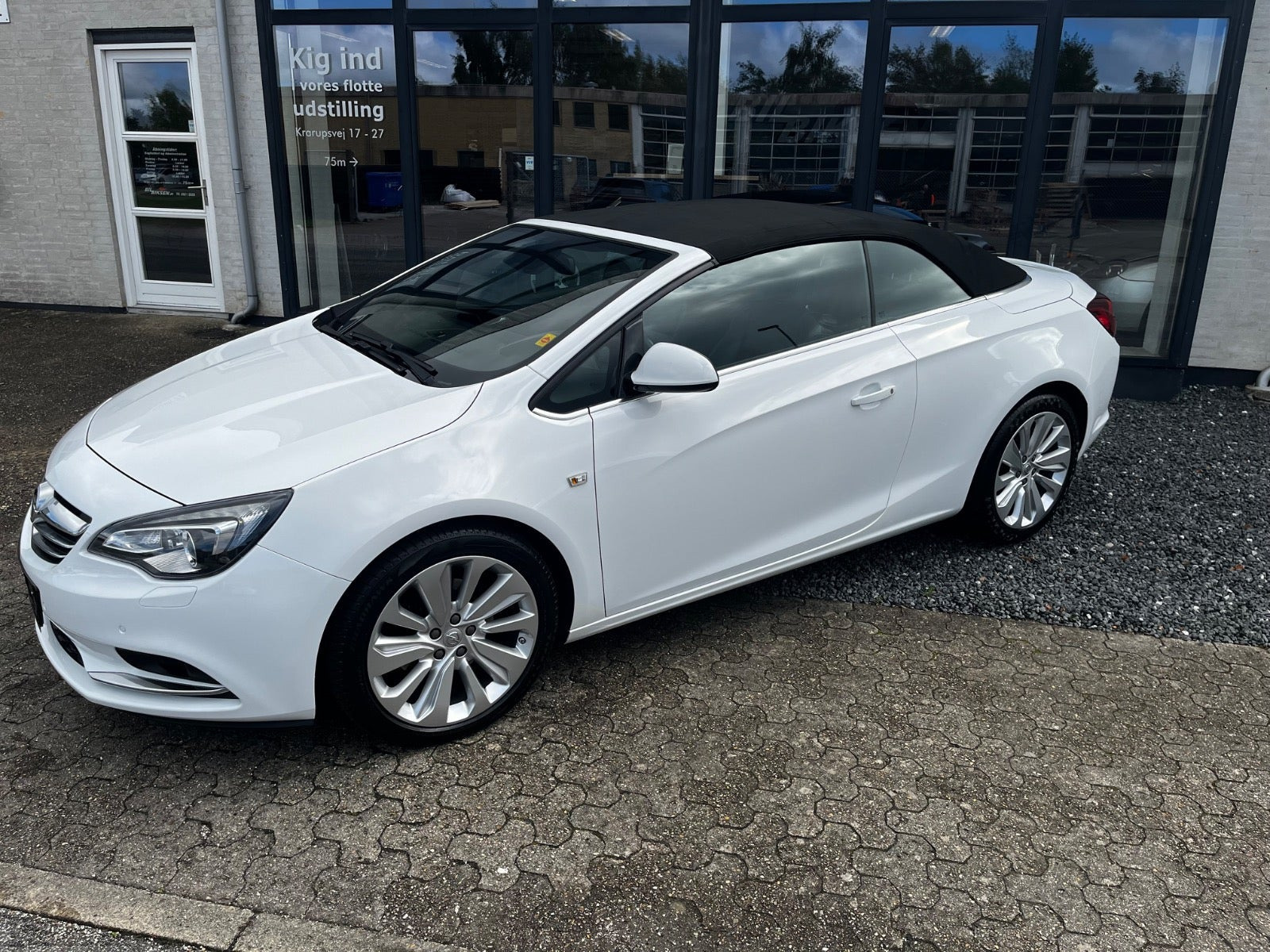 Hvid Opel Cascada fra 2016