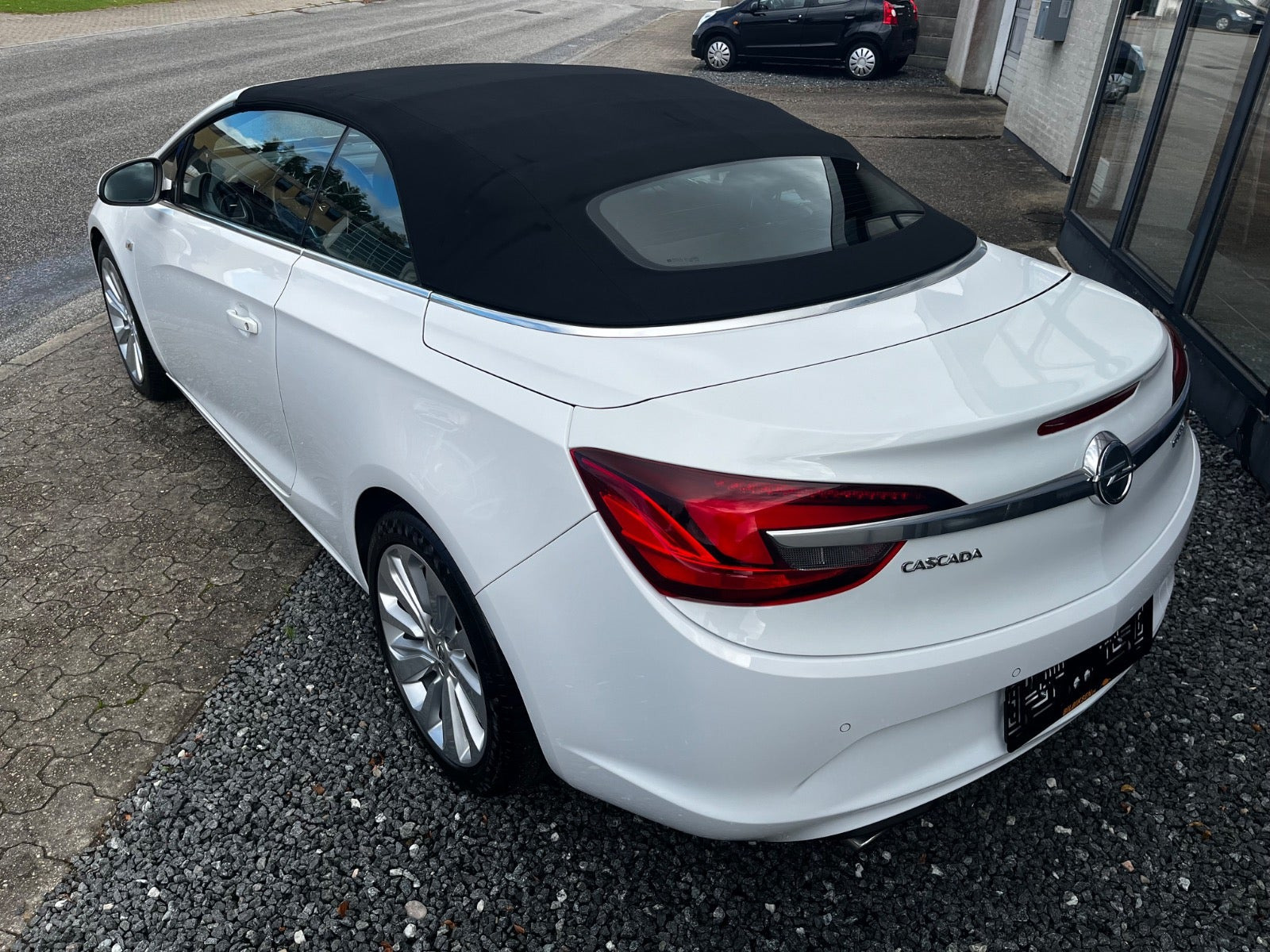 Hvid Opel Cascada fra 2016
