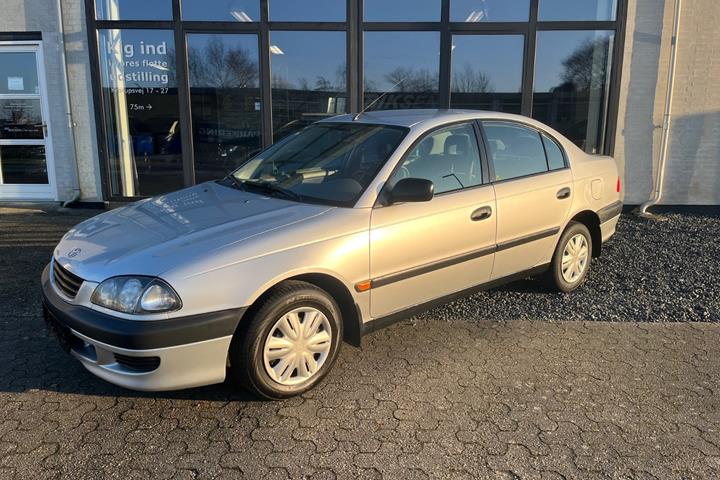 Sølv Toyota Avensis fra 1999