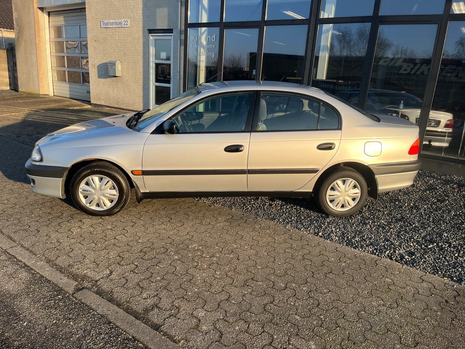 Sølv Toyota Avensis fra 1999