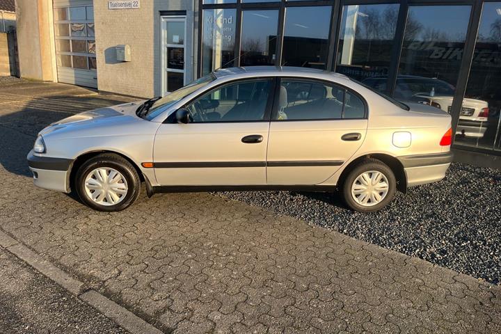 Sølv Toyota Avensis fra 1999