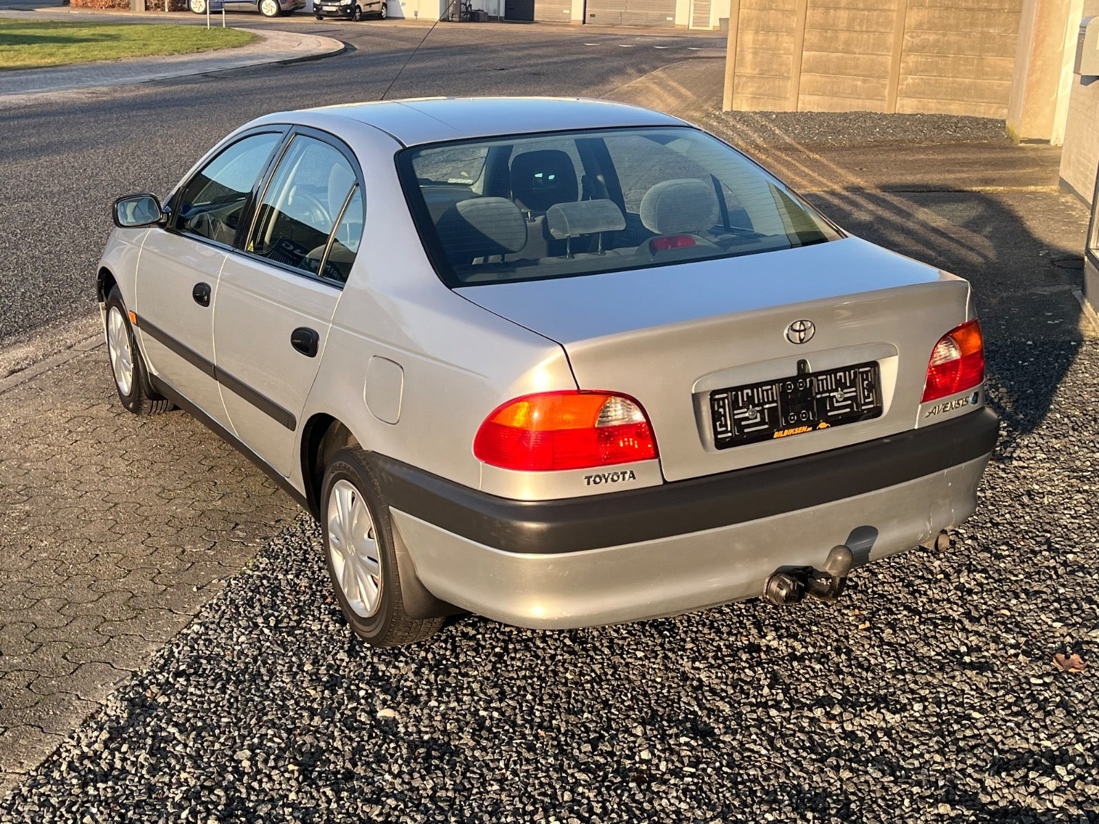Sølv Toyota Avensis fra 1999