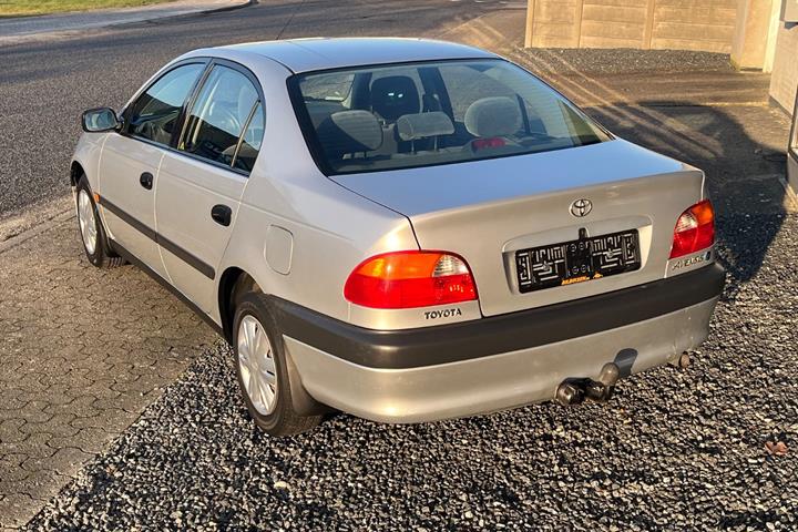 Sølv Toyota Avensis fra 1999