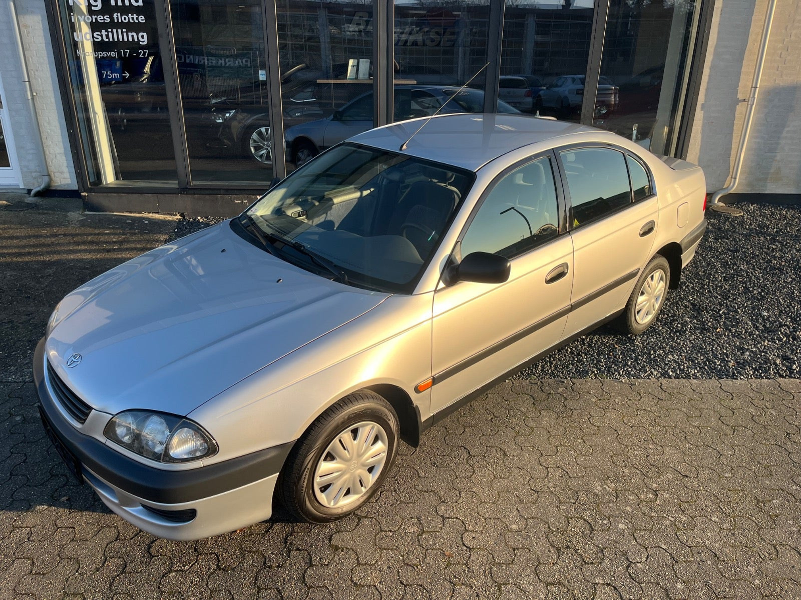 Sølv Toyota Avensis fra 1999