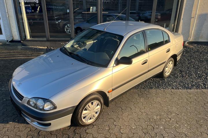 Sølv Toyota Avensis fra 1999