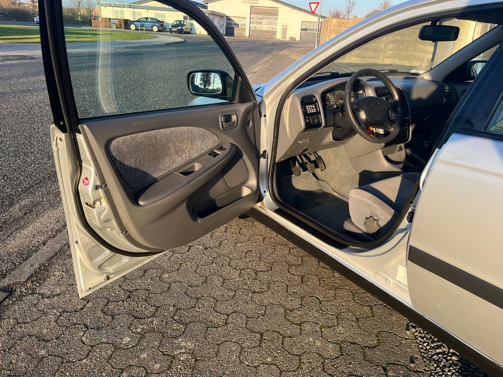 Sølv Toyota Avensis fra 1999