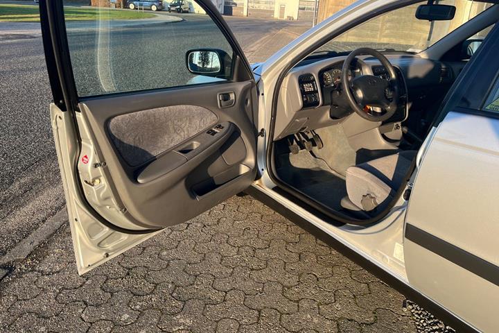 Sølv Toyota Avensis fra 1999