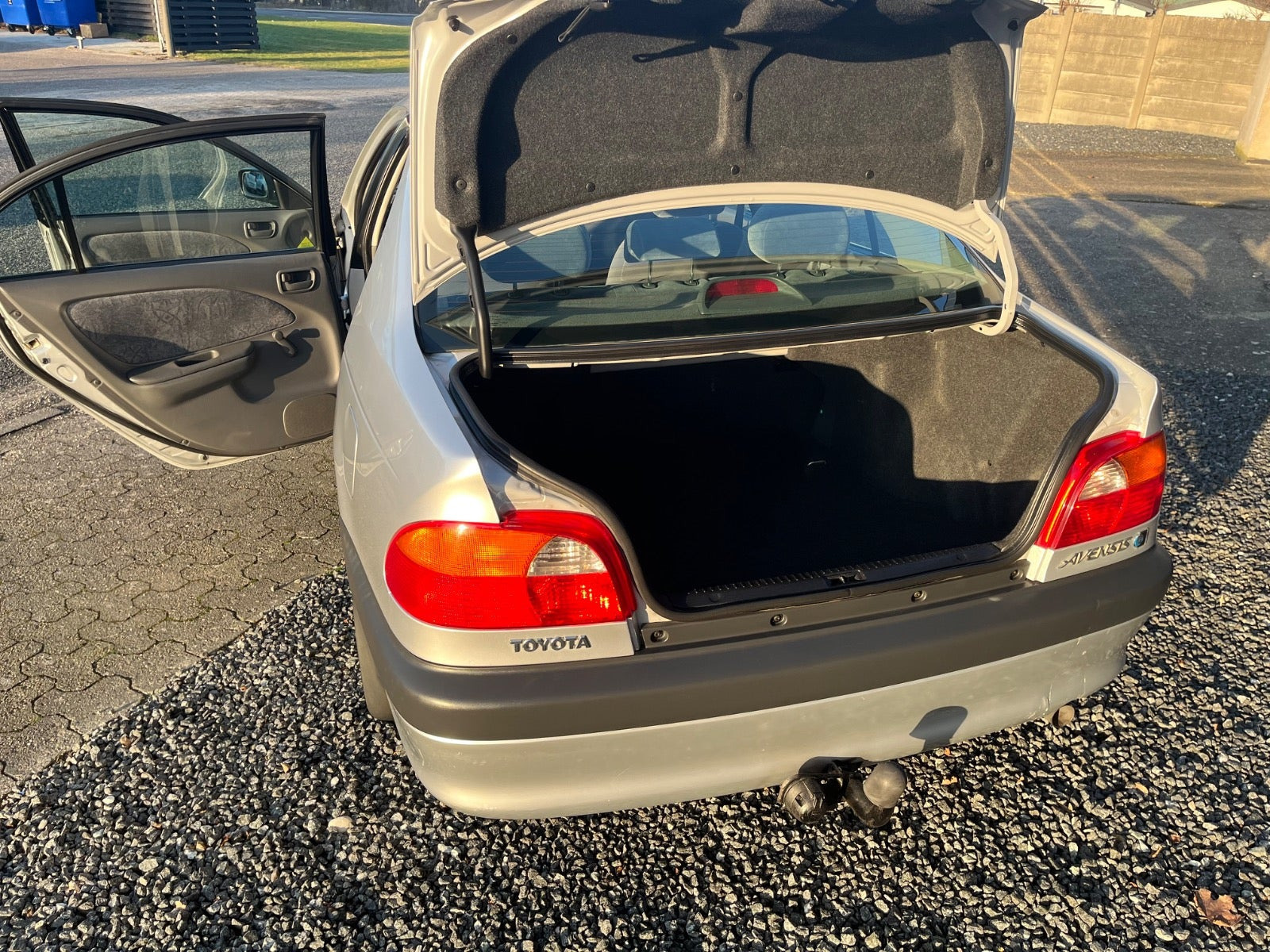 Sølv Toyota Avensis fra 1999