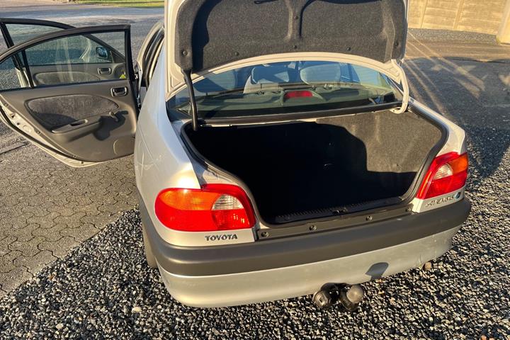 Sølv Toyota Avensis fra 1999