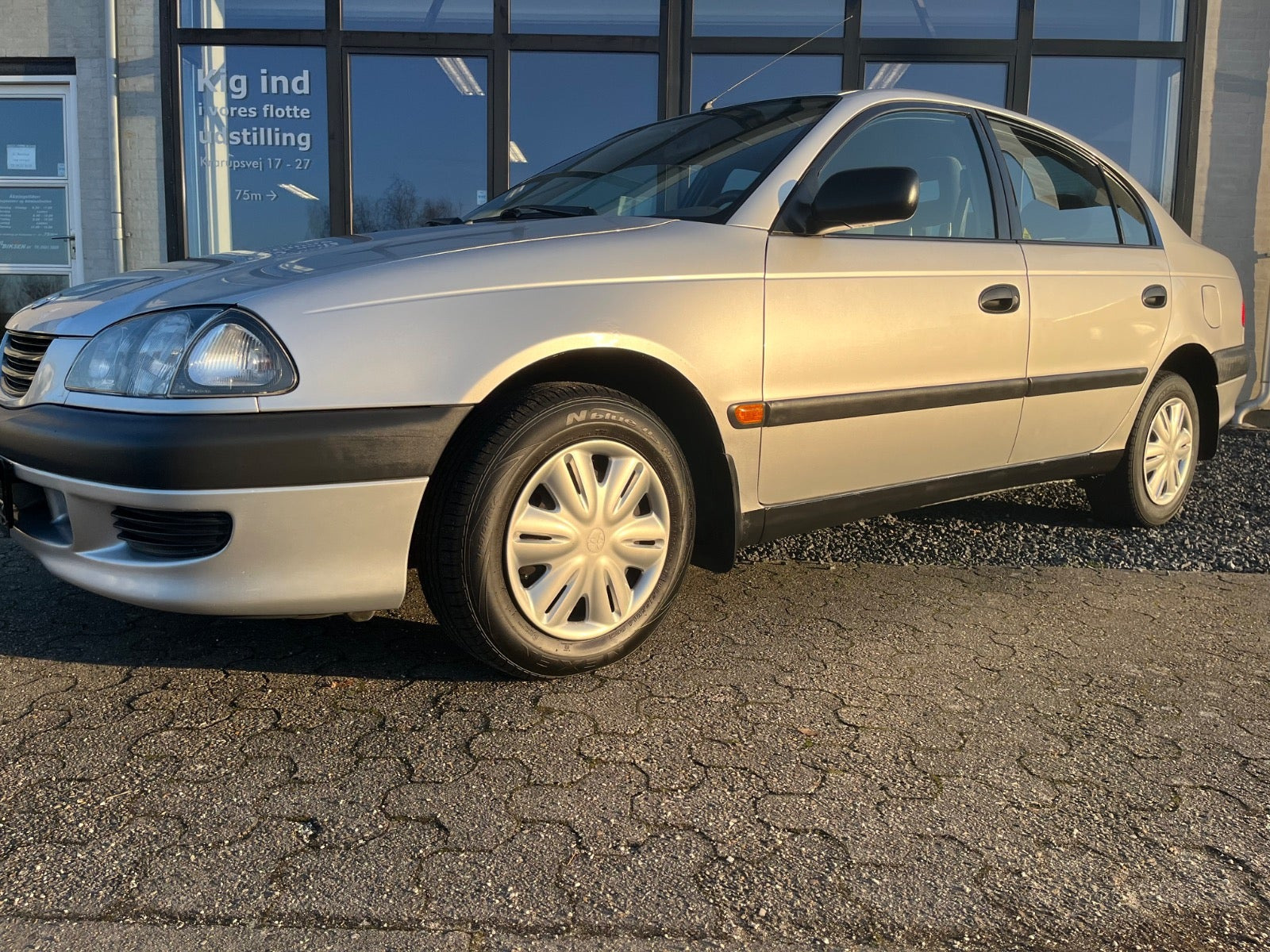 Sølv Toyota Avensis fra 1999