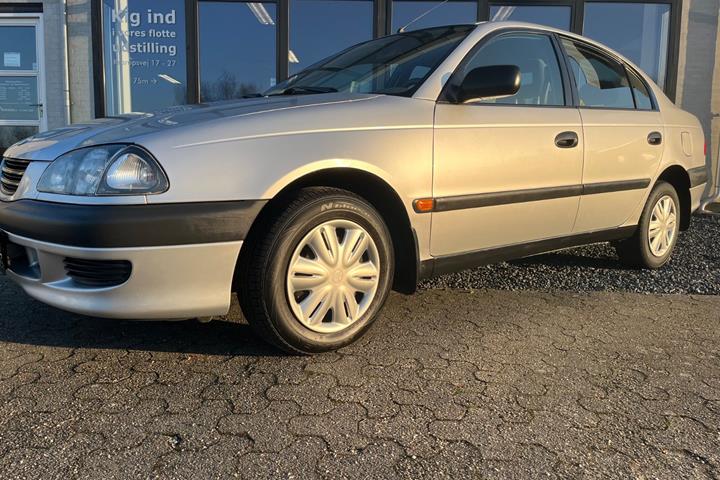 Sølv Toyota Avensis fra 1999