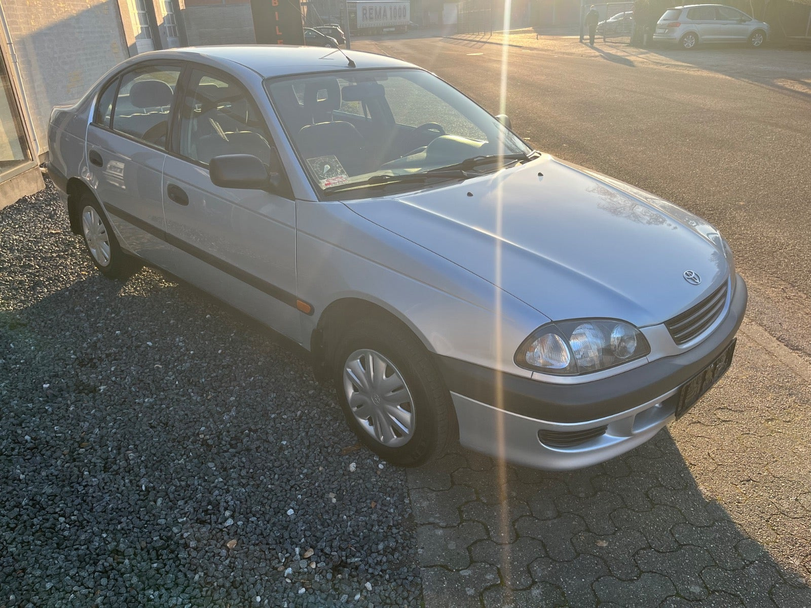 Sølv Toyota Avensis fra 1999