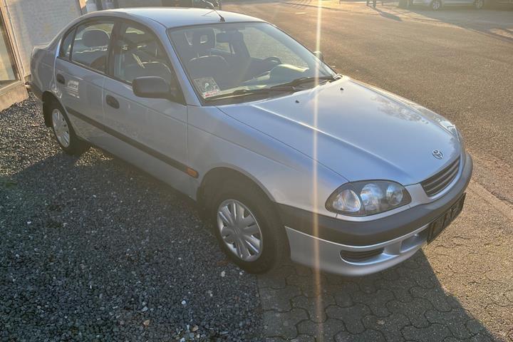 Sølv Toyota Avensis fra 1999