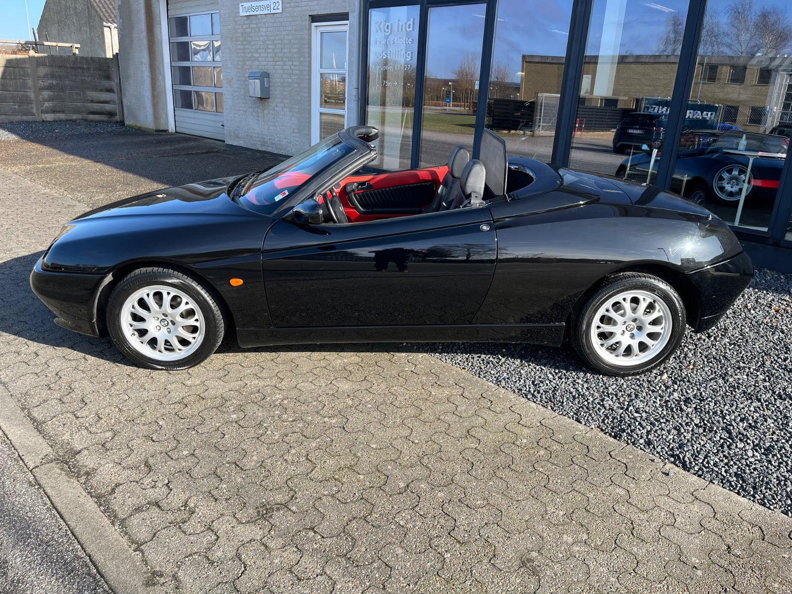Sort Alfa Romeo Spider fra 1998