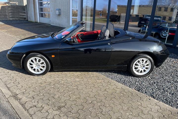 Sort Alfa Romeo Spider fra 1998
