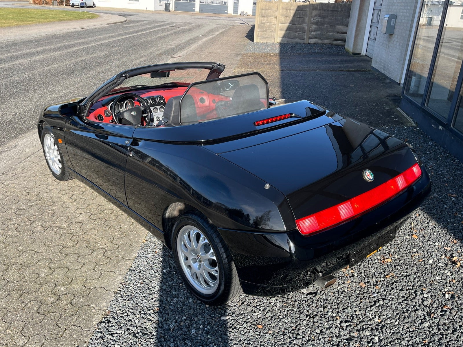 Sort Alfa Romeo Spider fra 1998