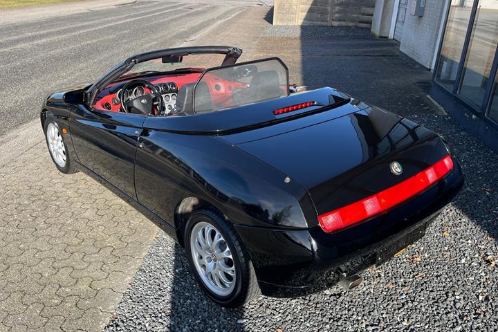 Sort Alfa Romeo Spider fra 1998