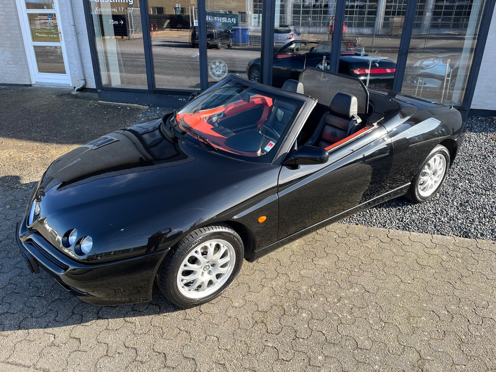 Sort Alfa Romeo Spider fra 1998