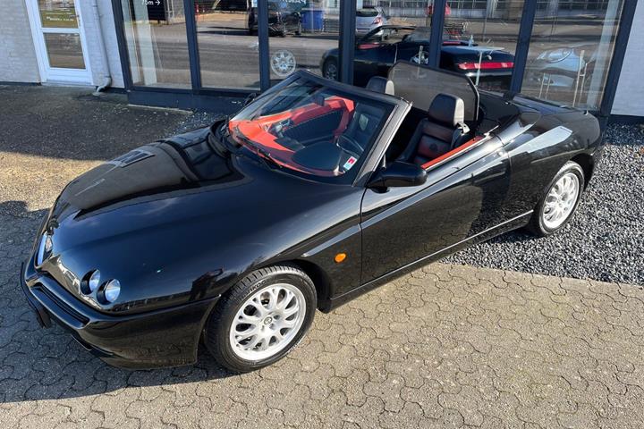 Sort Alfa Romeo Spider fra 1998