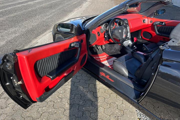 Sort Alfa Romeo Spider fra 1998