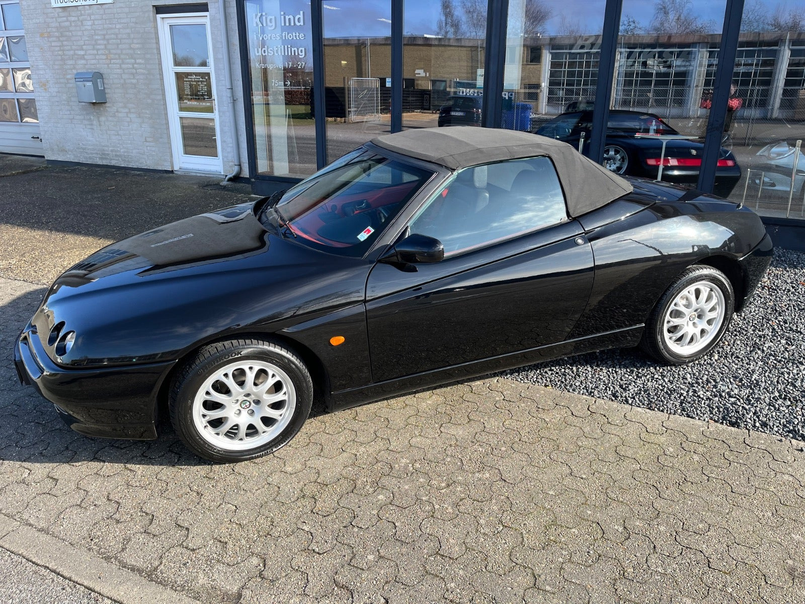 Sort Alfa Romeo Spider fra 1998