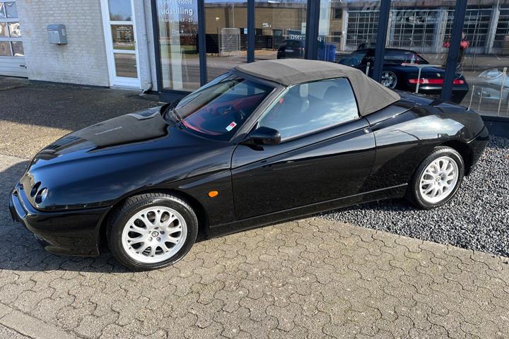 Sort Alfa Romeo Spider fra 1998