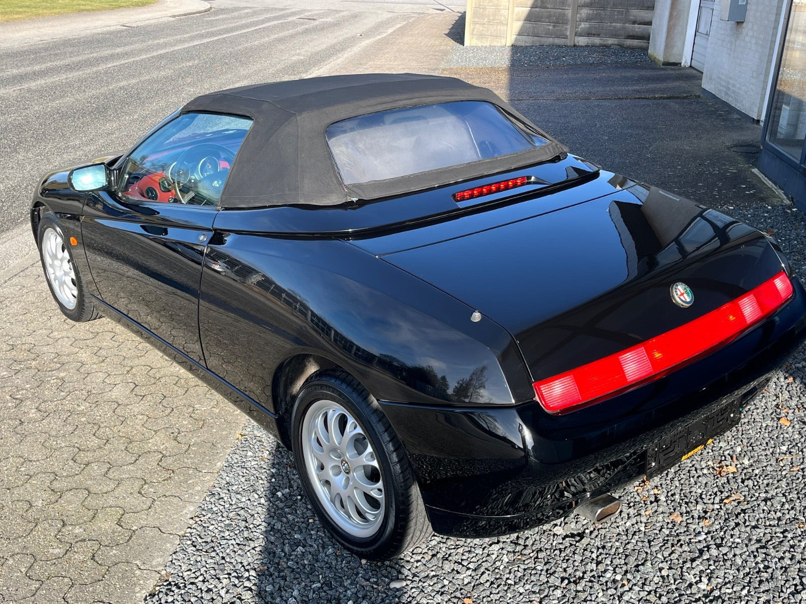 Sort Alfa Romeo Spider fra 1998