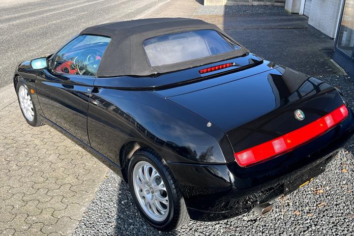 Sort Alfa Romeo Spider fra 1998