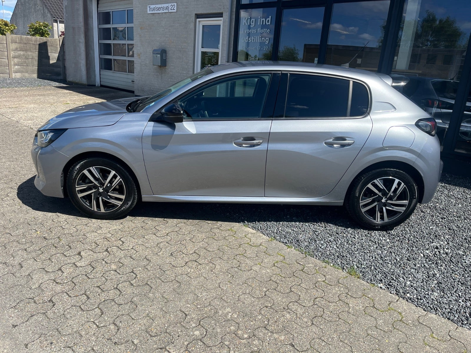 Grå Peugeot 208 fra 2023
