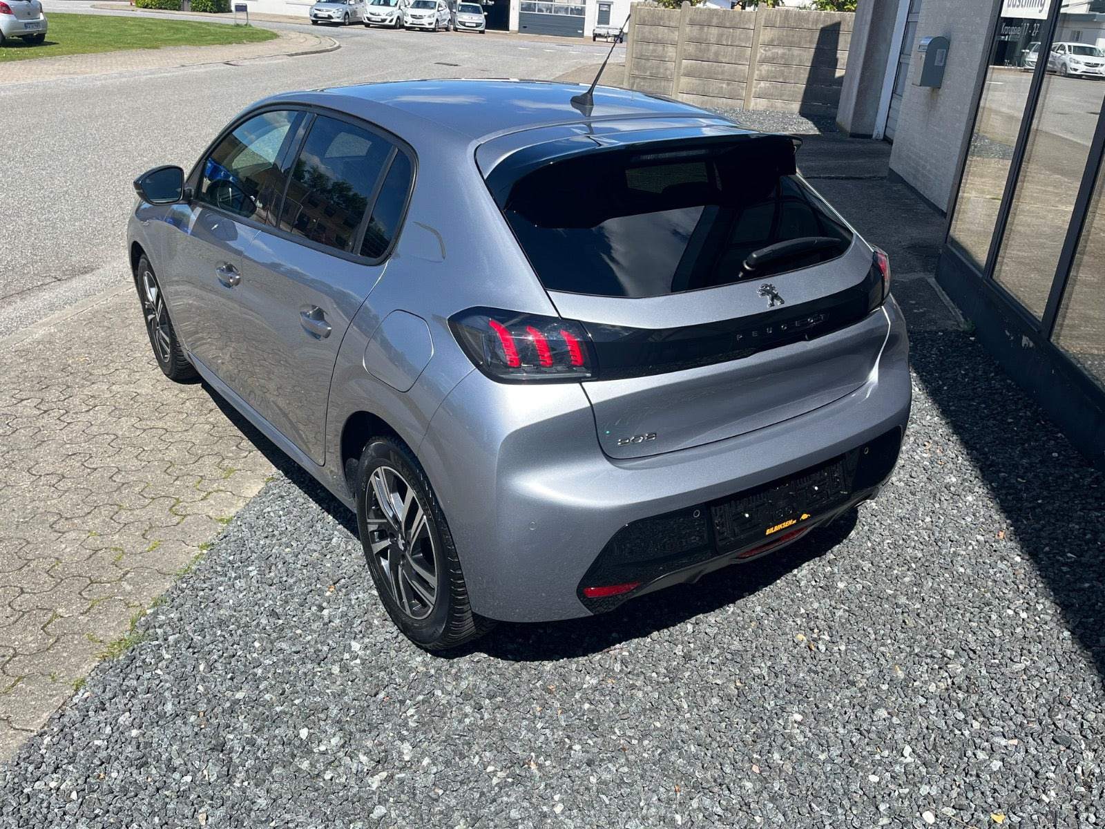 Grå Peugeot 208 fra 2023
