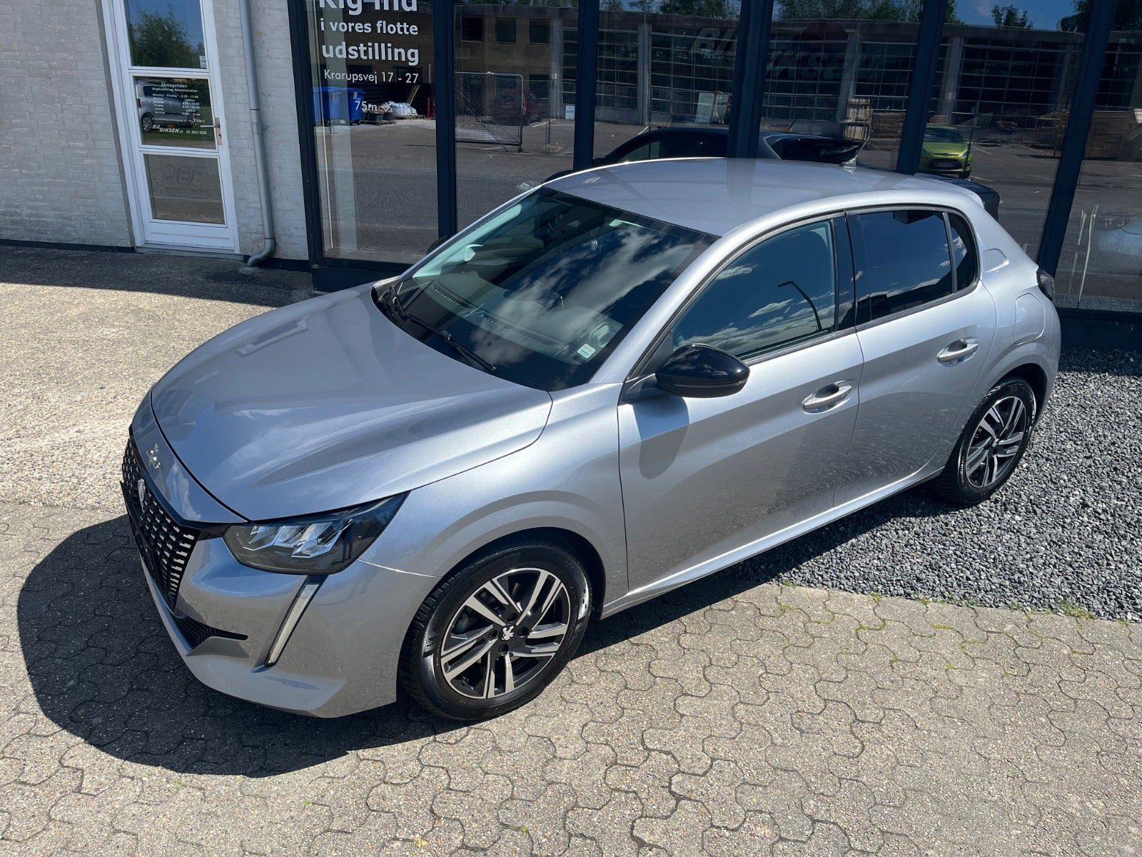 Grå Peugeot 208 fra 2023