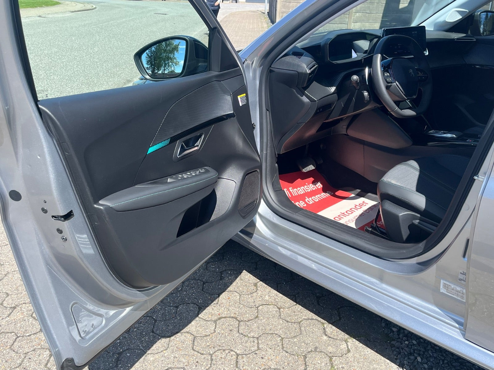 Grå Peugeot 208 fra 2023